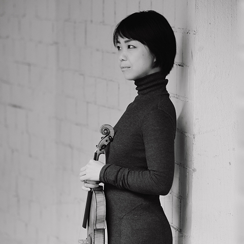 A medium-framed headshot of Mari Lee, the violinist, wearing a turtle neck with short, black hair.