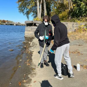 Thumbnail of http://Two%20teenagers%20collecting%20water%20samples%20from%20the%20edge%20of%20the%20Hudson%20River%20at%20123rd%20Street%20in%20Lansingburgh.